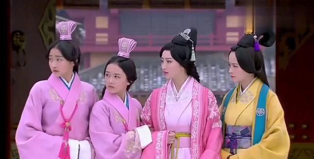 除了主演景甜,张哲瀚,青年演员还有付辛博,李佳航,邓莎,年长些的演员