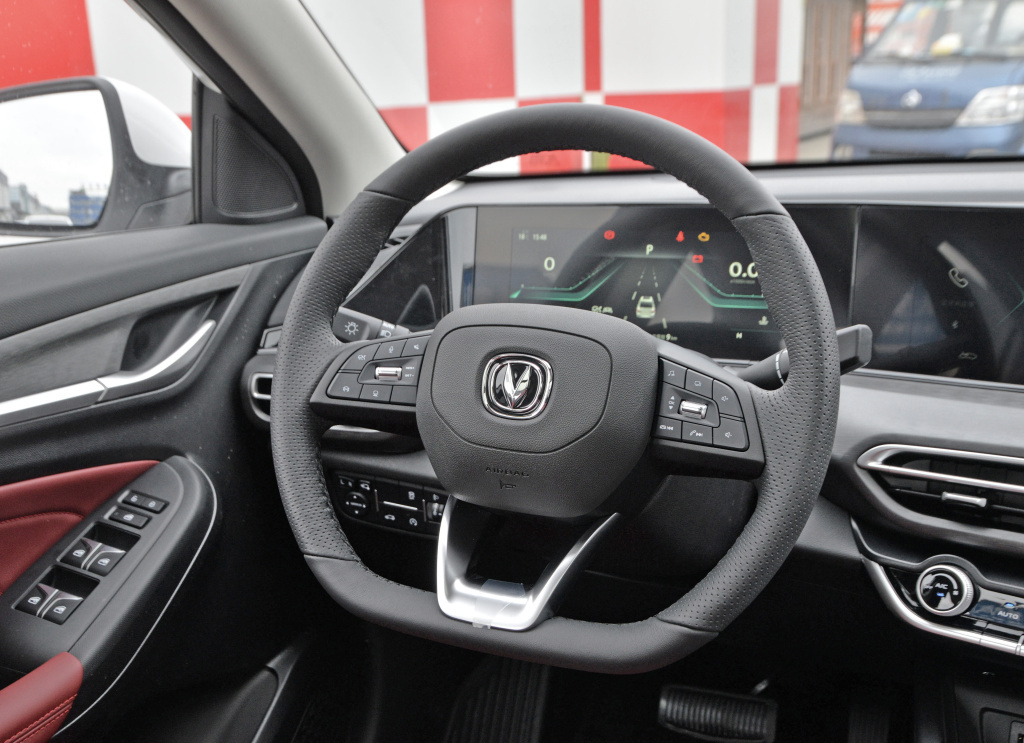 国产家轿长安逸动,颜值高动力强,自动挡带天窗,顶配才10万多