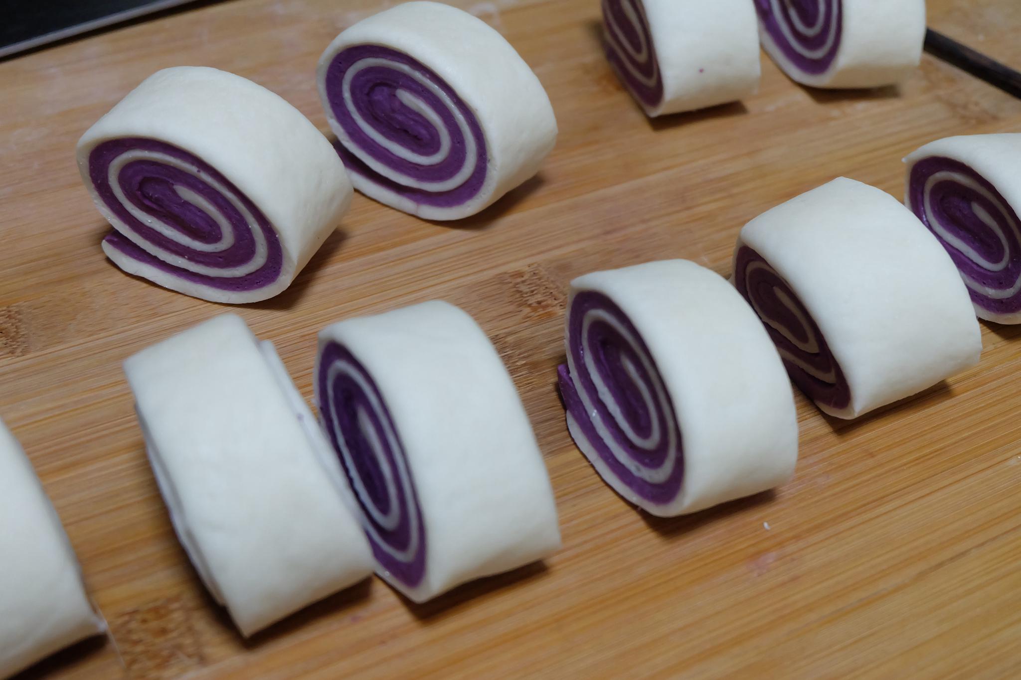 6,切好的面卷不拧也很好看,可以直接发酵蒸成这种光面的双色馒头