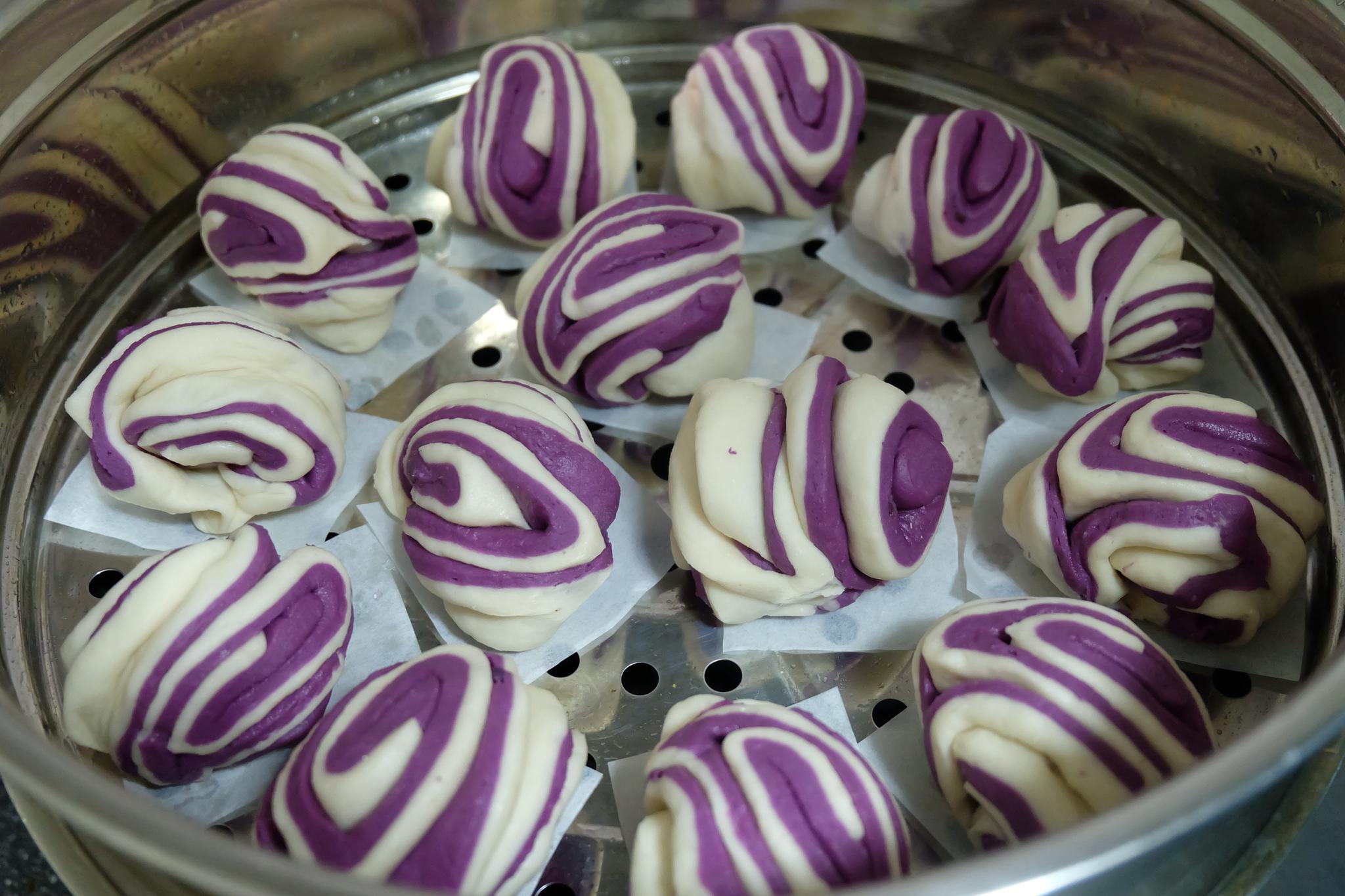 紫薯买多了,搭配牛奶蒸一锅双色花卷好看又好吃,全家都喜欢