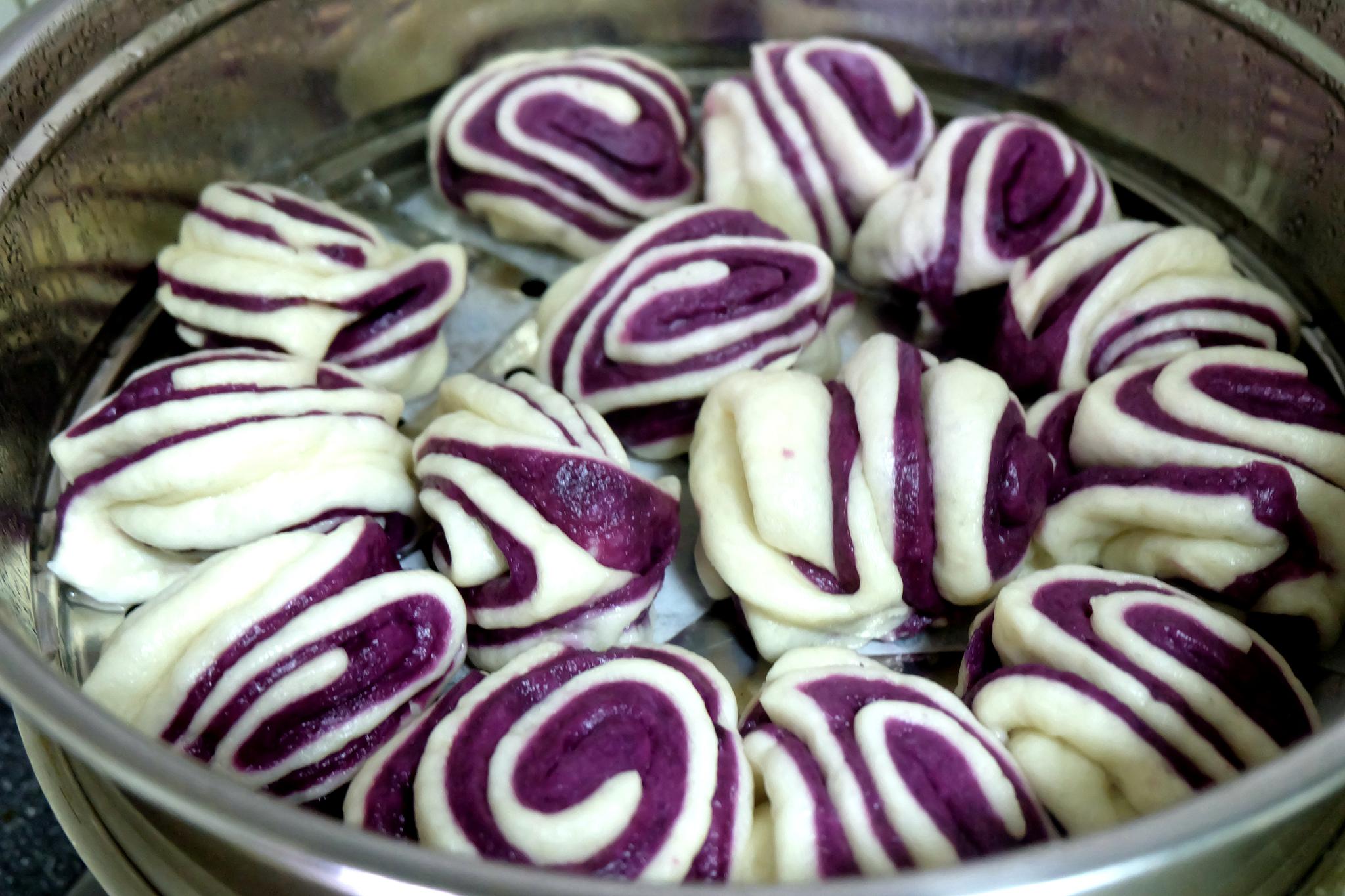 紫薯买多了,搭配牛奶蒸一锅双色花卷好看又好吃,全家都喜欢