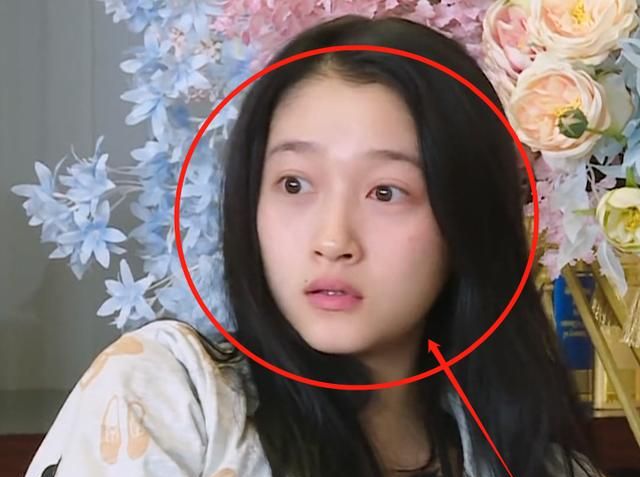 关晓彤起床不敢直视镜头没有妆容修饰后皮肤状态如何一目了然