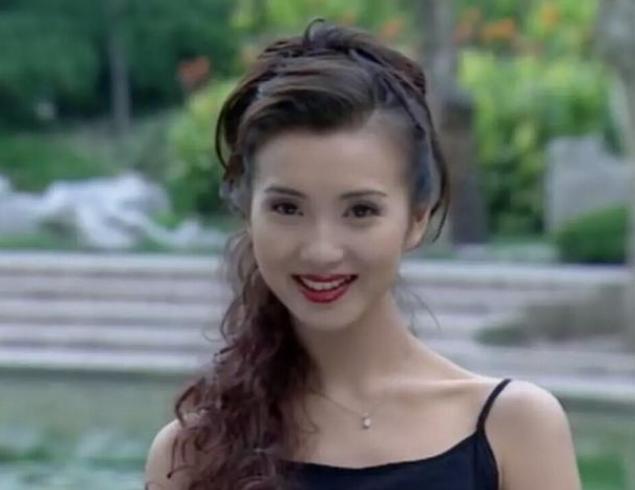万人迷陈好晒精致自拍,嫩脸像剥了壳的鸡蛋,冻龄美貌19年不变样