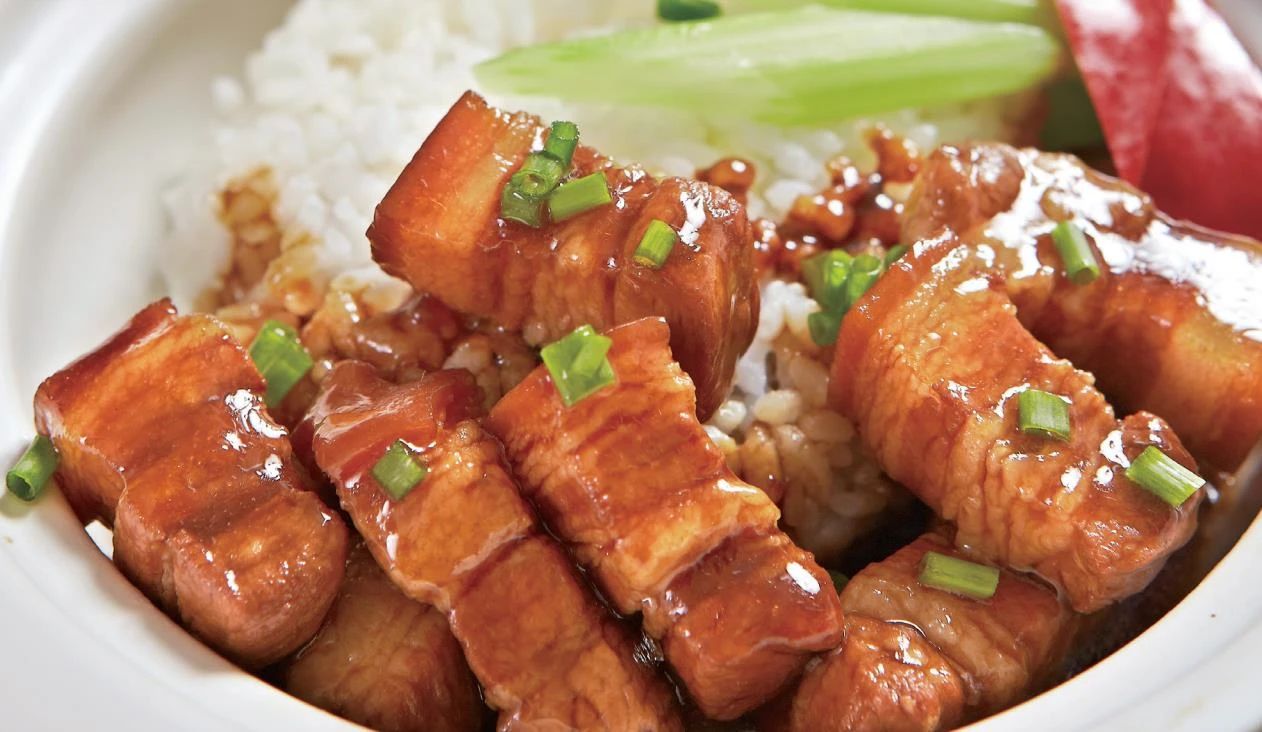 妈妈红烧肉原汁拌饭,搭配红椒西芹,肥而不腻,令人回味无穷