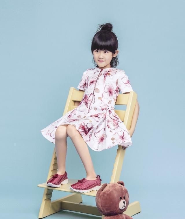 贝儿无痕裤秀长腿,露出笔直的双腿吸睛,米奇印花卫衣充满了童趣|贝儿