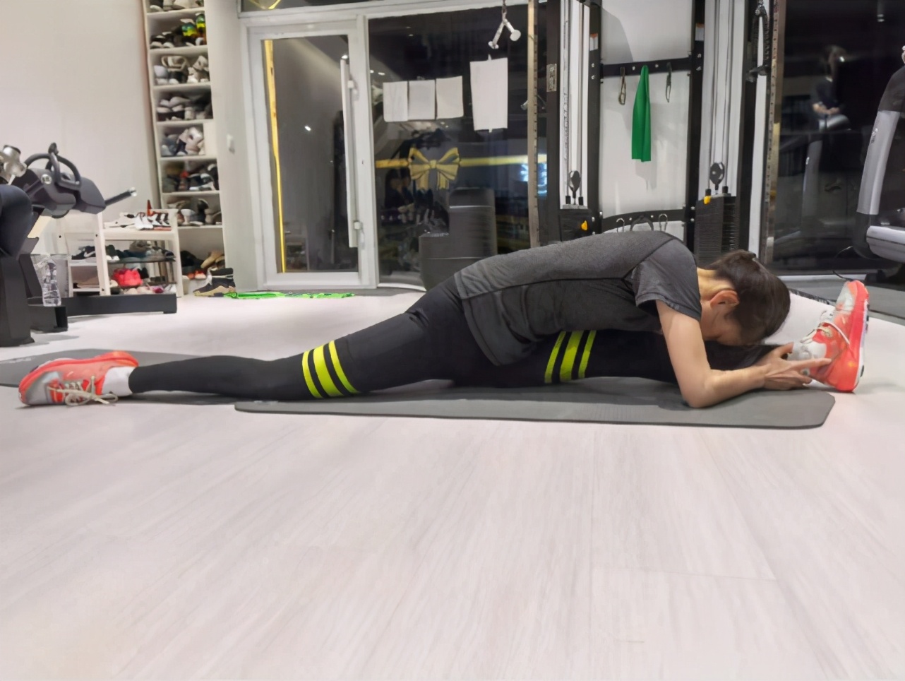 不仅如此,黄圣依此次还给大家大秀柔韧度,直接劈叉展示了一把一字马