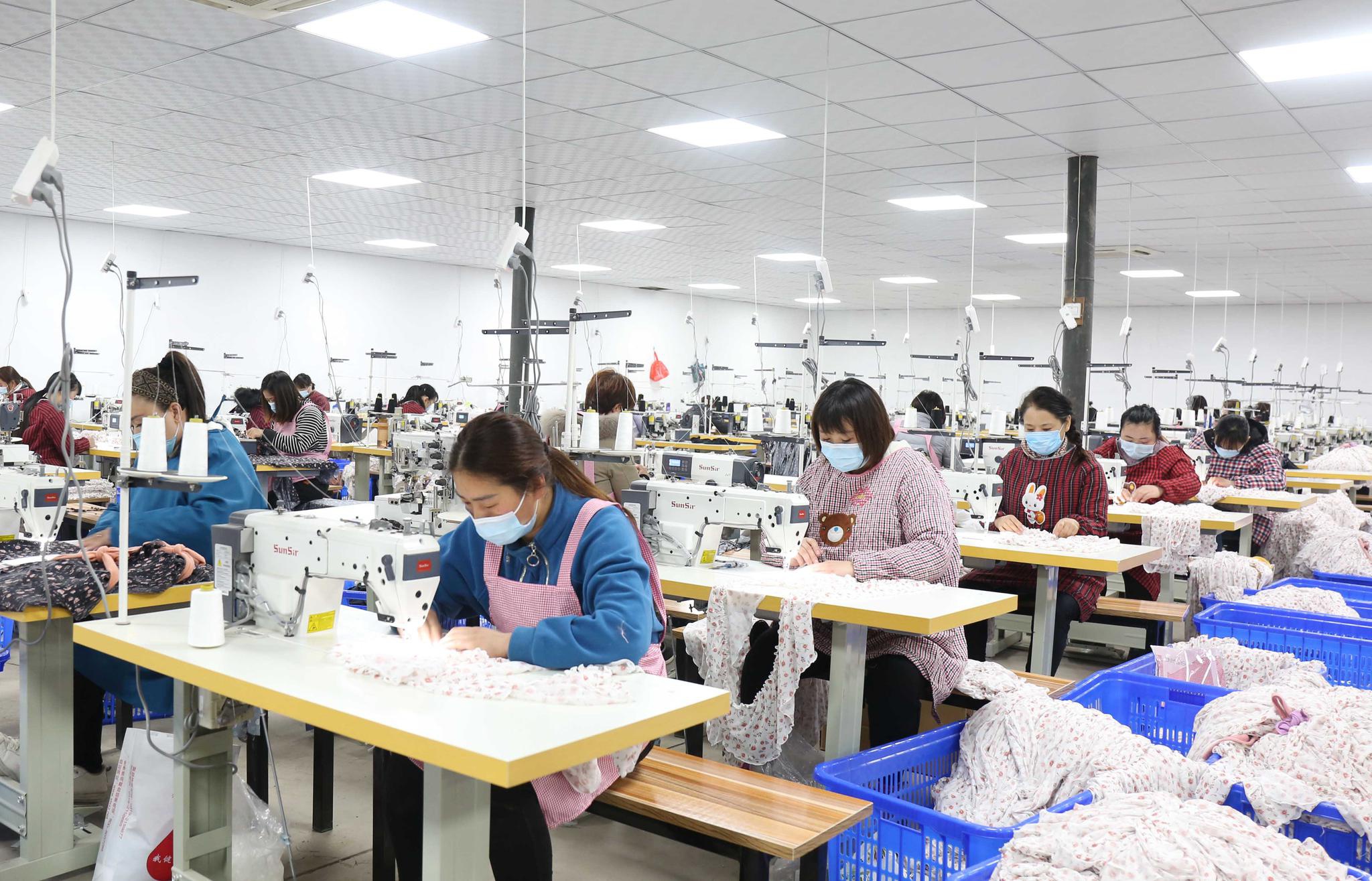 3月13日,邢台市南和区阎里乡宋台村村民在一家服装加工厂工作.