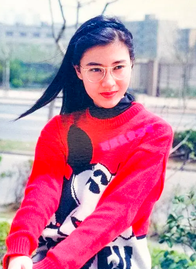 懂事的李嘉欣深知母亲的不易,所以成绩一直很好,是个十足的乖学生,但