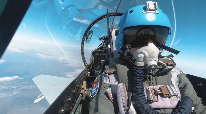 21 为您推荐: 俄军新飞行员驾驶伊尔-76md大型运输机进行夜间飞行训练