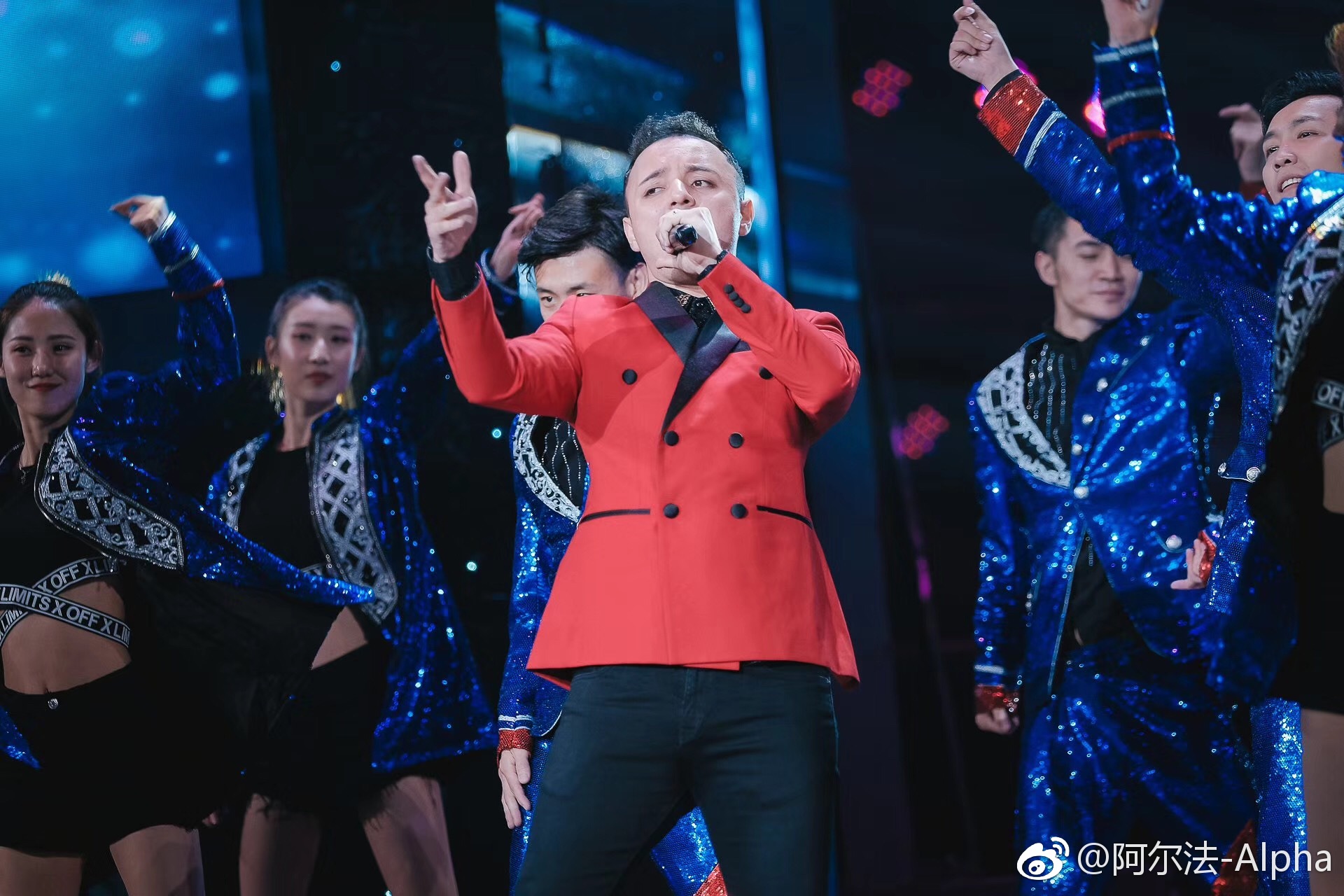 22岁歌手阿尔法整容式瘦身上热搜成名16年童星光环逐渐消失