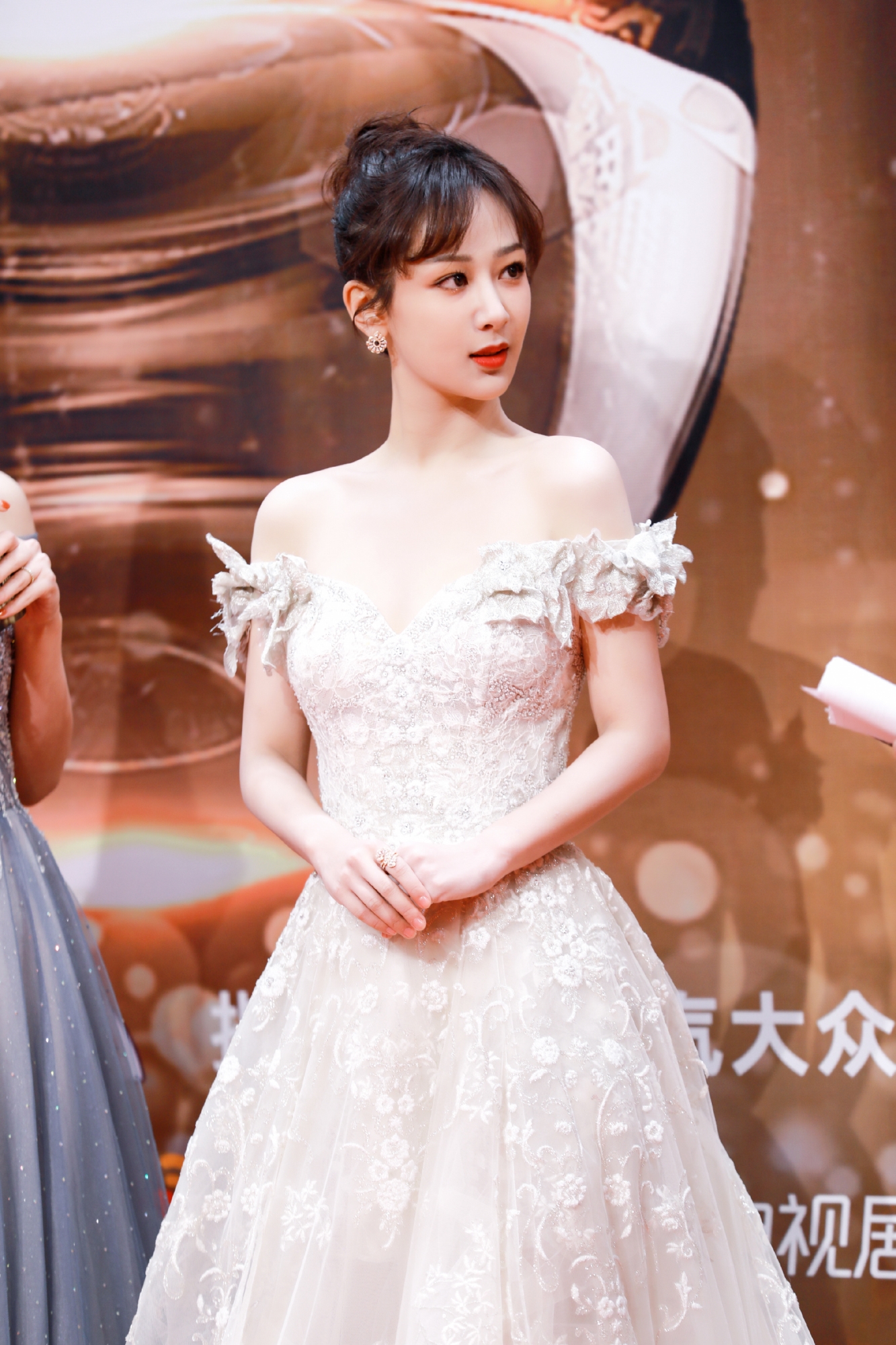 在逃小公主杨紫镶钻蕾丝露肩礼服下配的是马丁靴真是个机灵鬼