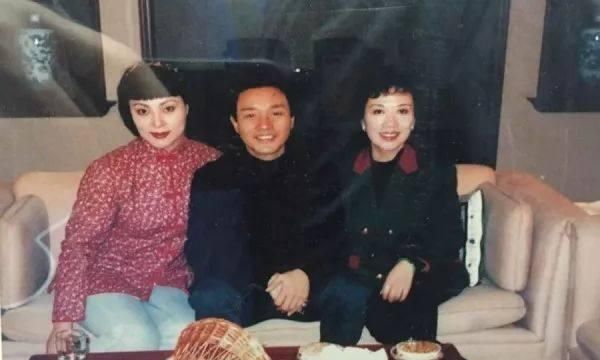 还亲切地称呼她母亲为"妈妈"|张国荣|李岩|京剧_新浪新闻