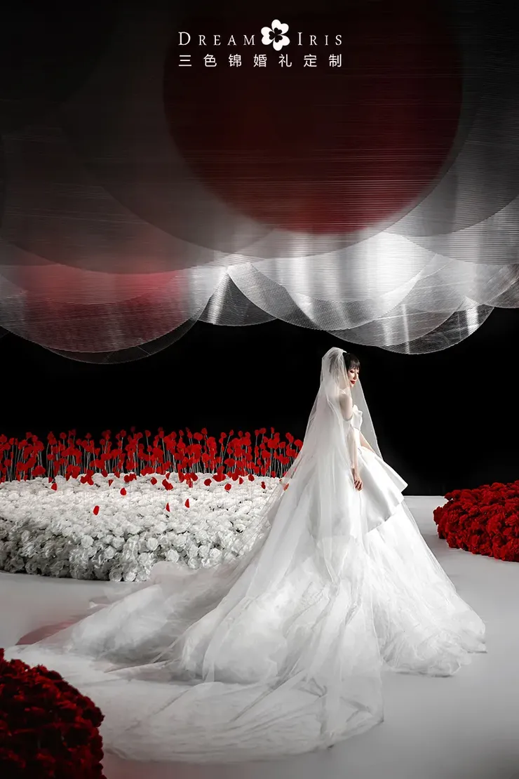 用波尔多红色搭配白色,打造一场现代简约的秀场风婚礼