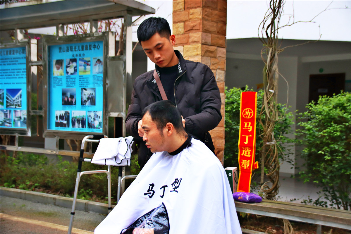天翼助残二月初二龙抬头义务理发暖人心