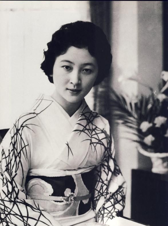 日本最美平民皇后美智子:被婆婆折磨41年,但没放过自己的儿媳