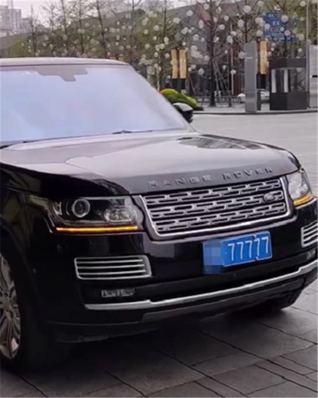 挂77777牌的路虎揽胜,车牌值7位数,车主是成都某集团老总