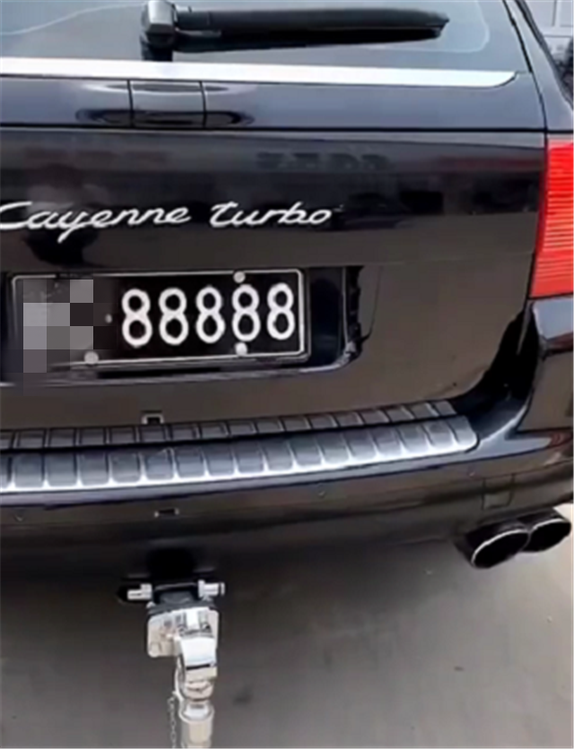 "网红车"保时捷cayenne,车牌是"白字黑底",还是五连号
