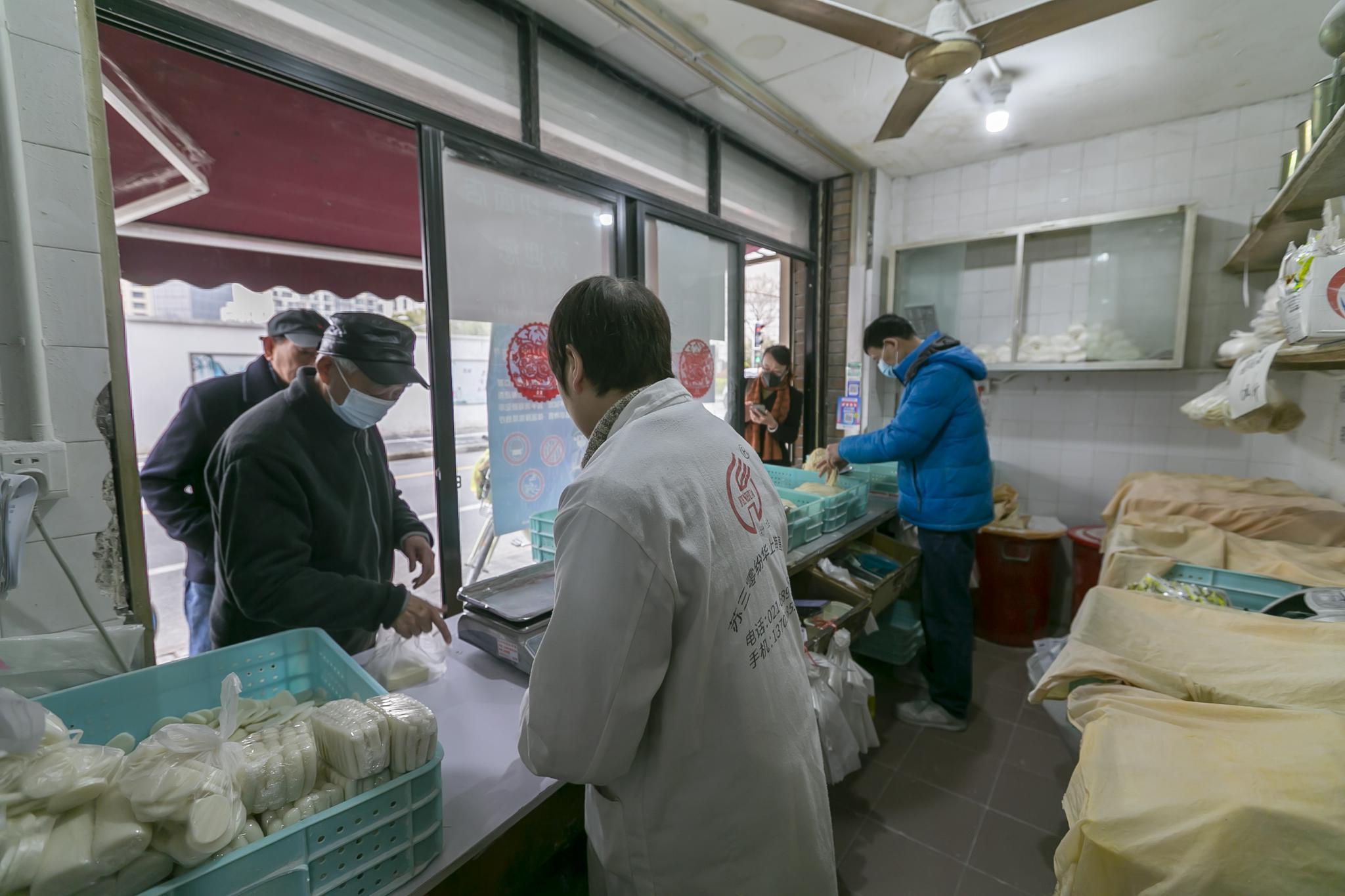 3月12日,孙礼国在切面店内忙碌.新华社记者 王翔 摄