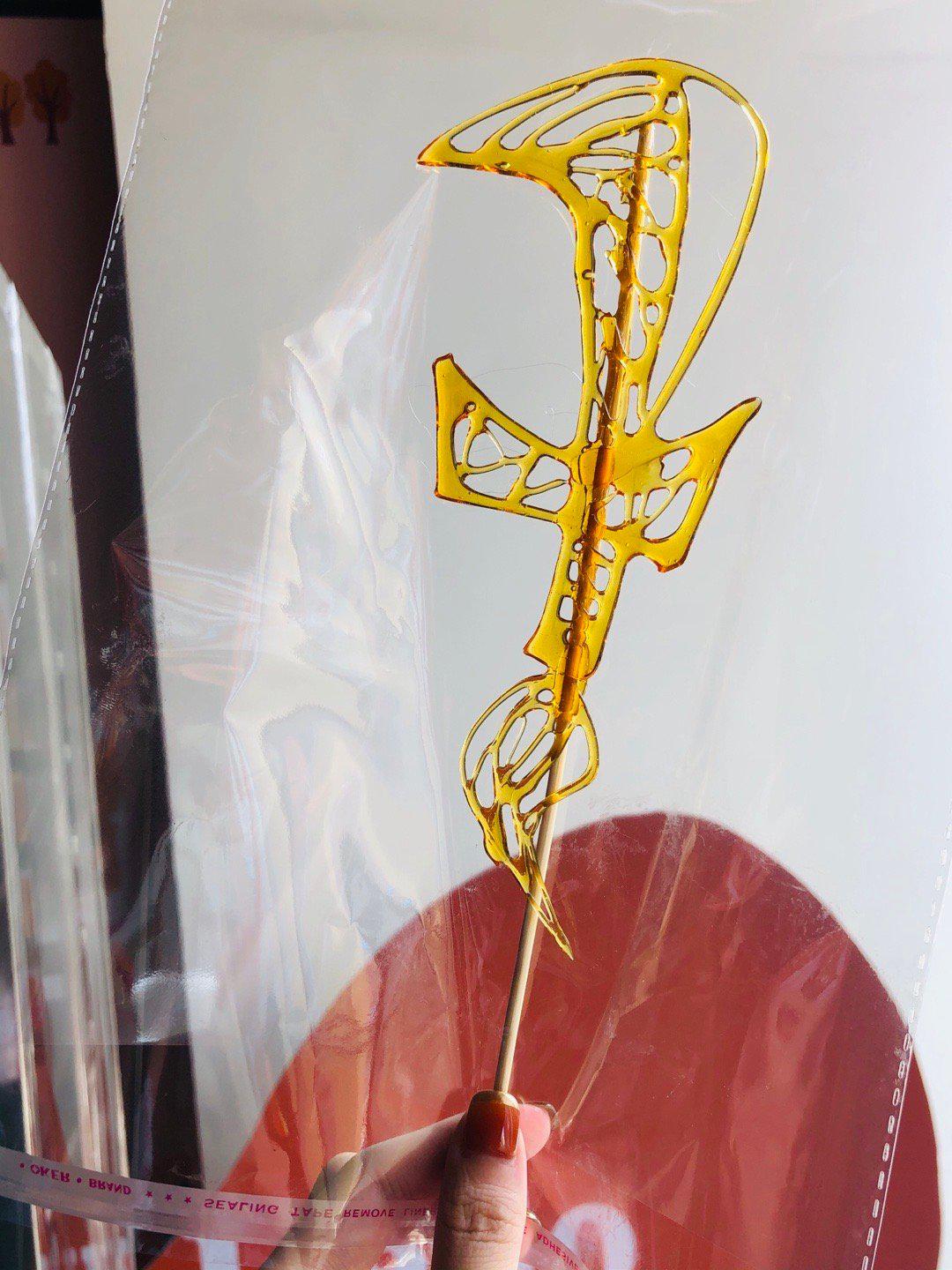 吃饭地方边上有画糖画的弄了把糖刀