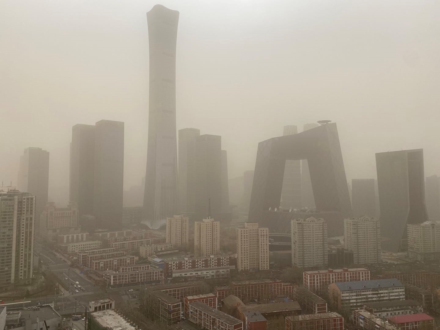 北方地区遭遇近十年最强沙尘暴权威专家预计17日消散