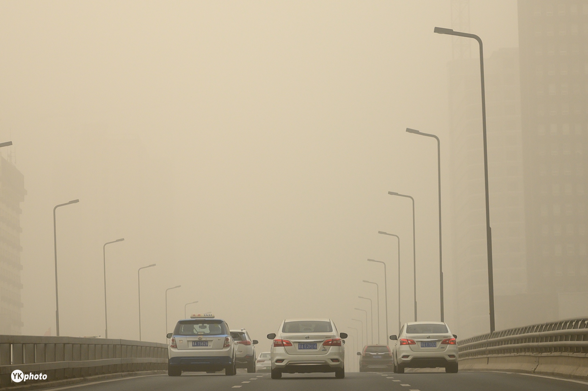 太原遭遇强沙尘暴天气,空气质量指数"爆表",达到严重污染级别