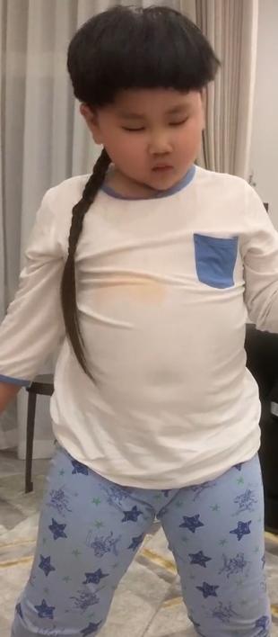 郭汾阳的大肚腩和双下巴,一件衣服根本挡不住郭汾阳圆溜溜的小肚子,不