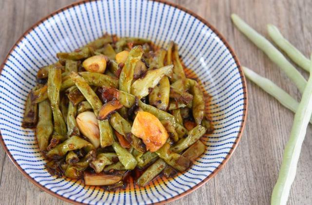 美食推荐:咖喱虾,虎皮豆角,竹笋口水鸡,豌豆肥肠