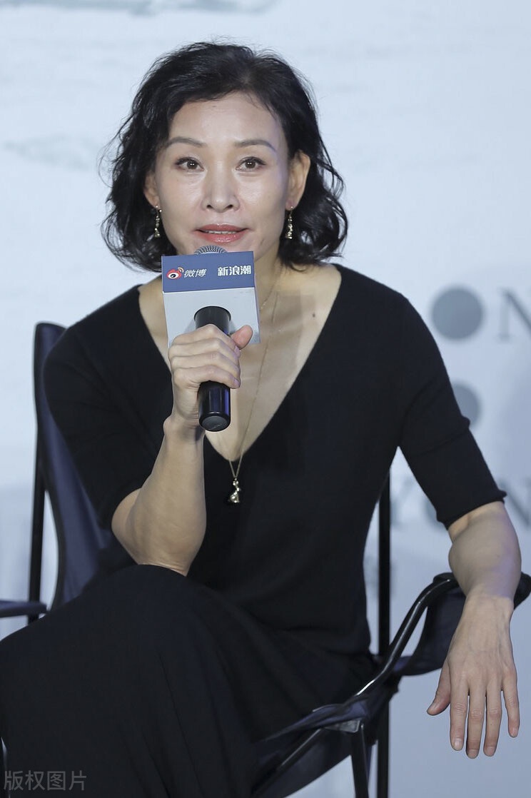 陈冲50多岁了依然美丽太显女人味了