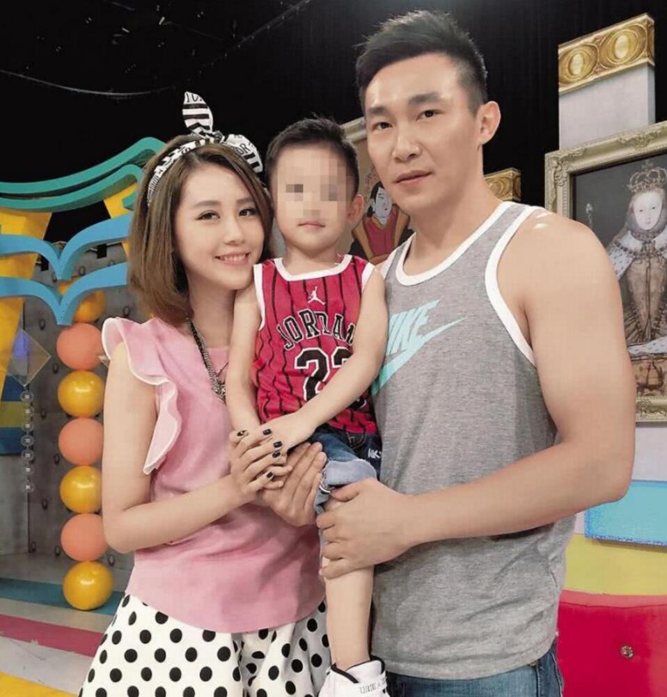 儿子走路撞到树直呼痛严立婷教育方法获爆赞