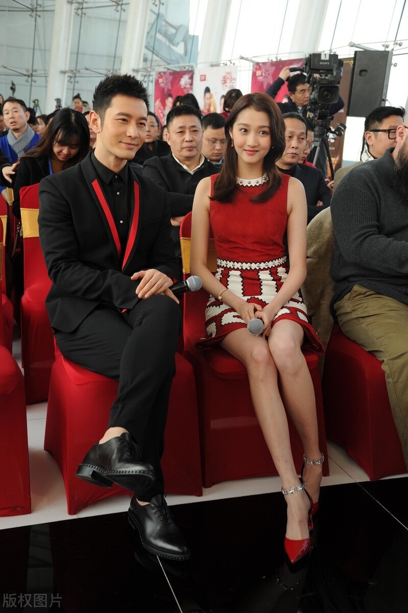 黄晓明 关晓彤 亮相活动,关晓彤她散发青春气息