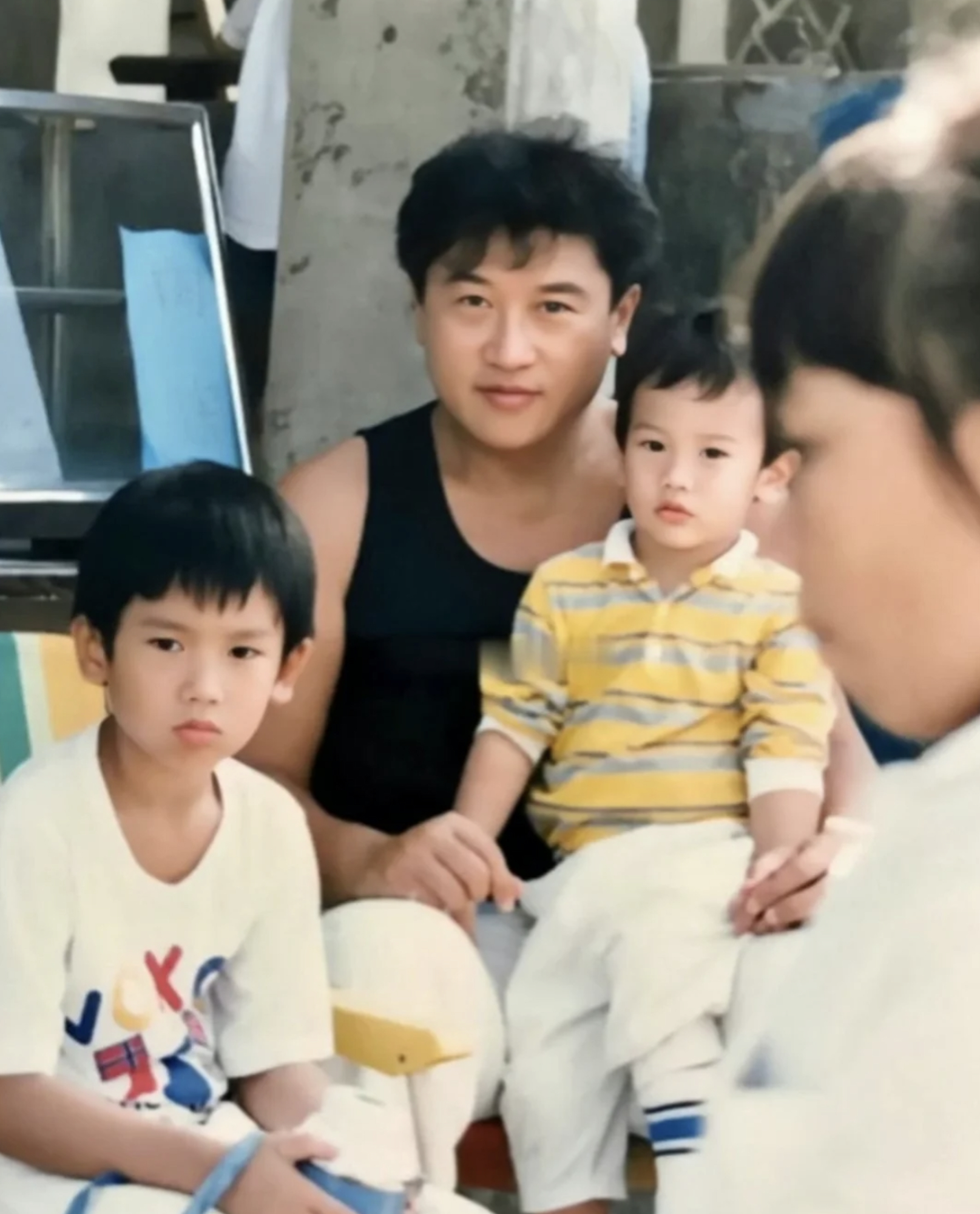 全家福合影或者与高高的同框照片,借此抒发对儿子的深刻想念,高以翔生