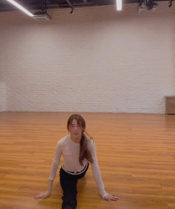 张含韵秀凌空一字马自称金晨是师傅网友身材超a太多