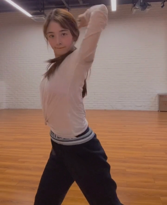 张含韵秀凌空一字马自称金晨是师傅网友身材超a太多