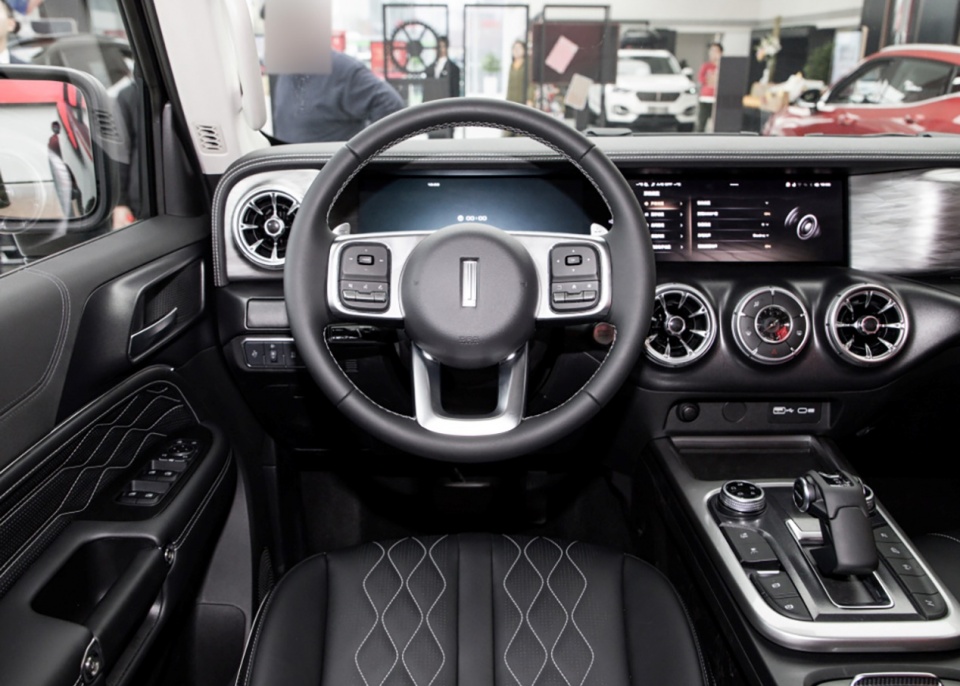 长城越野豪华的巅峰，WEY坦克300刷新了国产越野的高度