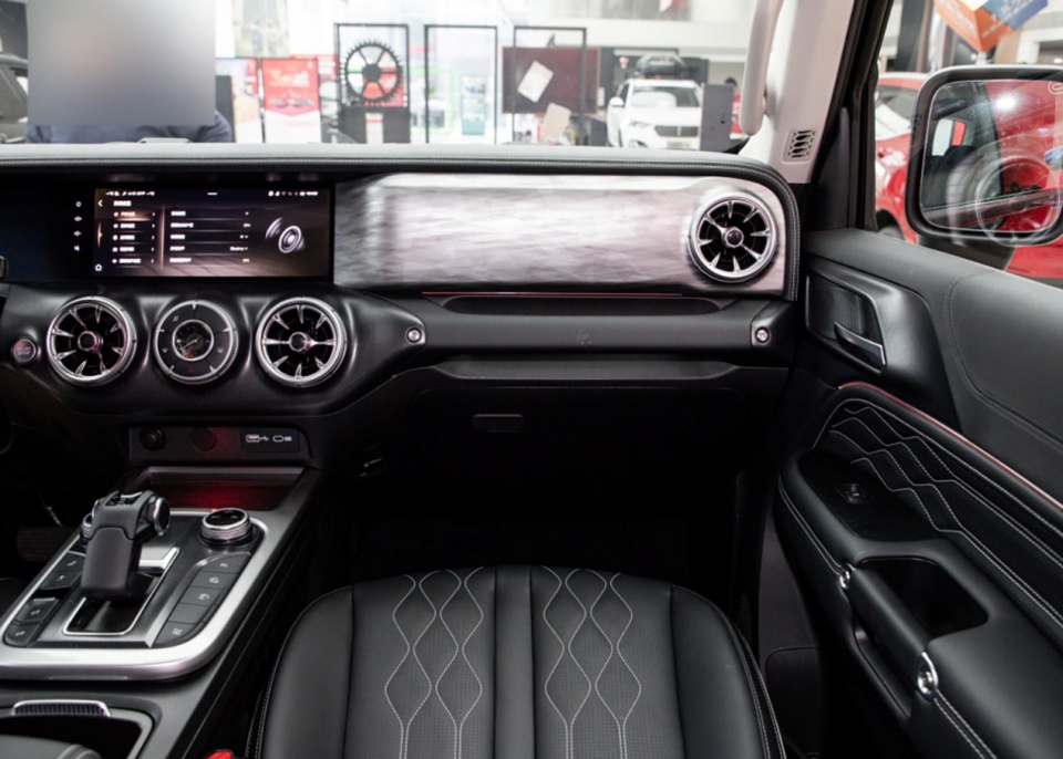 长城越野豪华的巅峰，WEY坦克300刷新了国产越野的高度