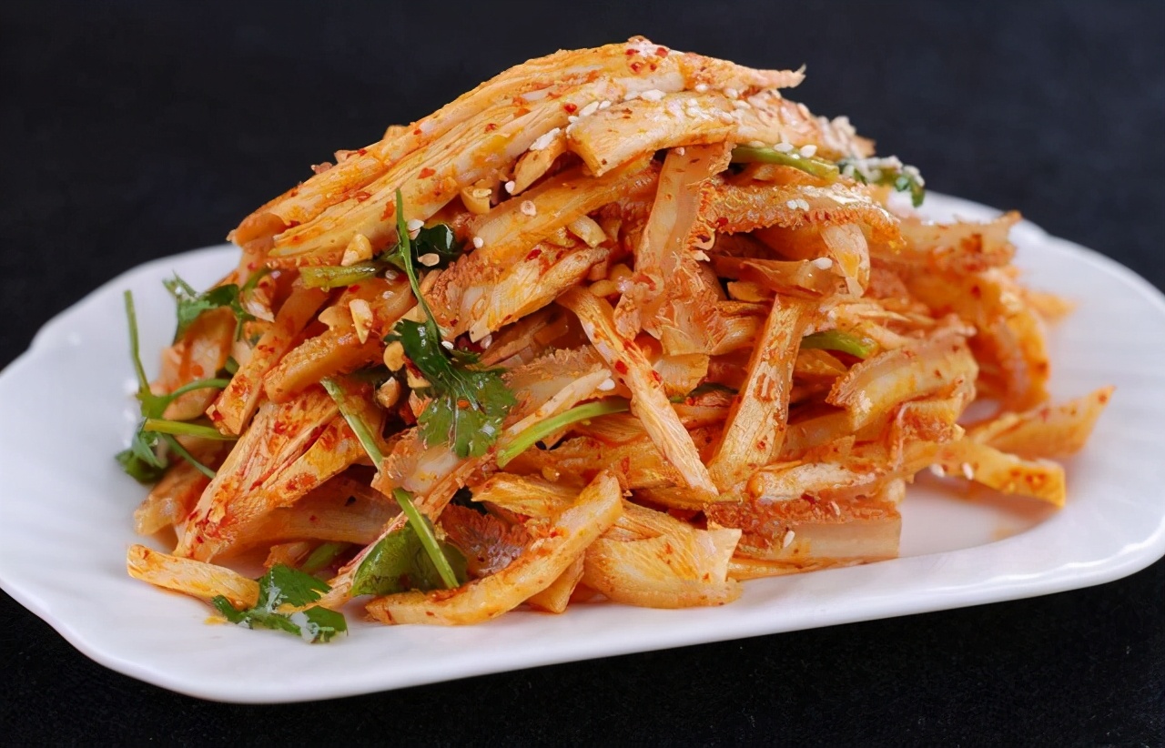 凉拌牛肚材料:牛肚500克,红辣椒1个,大葱1根,生姜1块,大料适量,原料