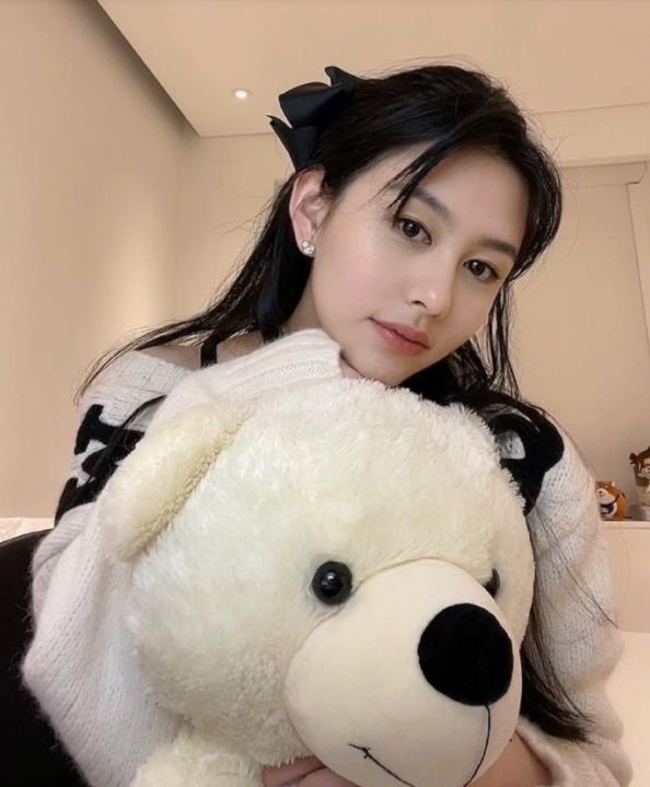 邱淑贞女儿晒美照拉下衣领半露香肩耳朵上一颗钻石太耀眼