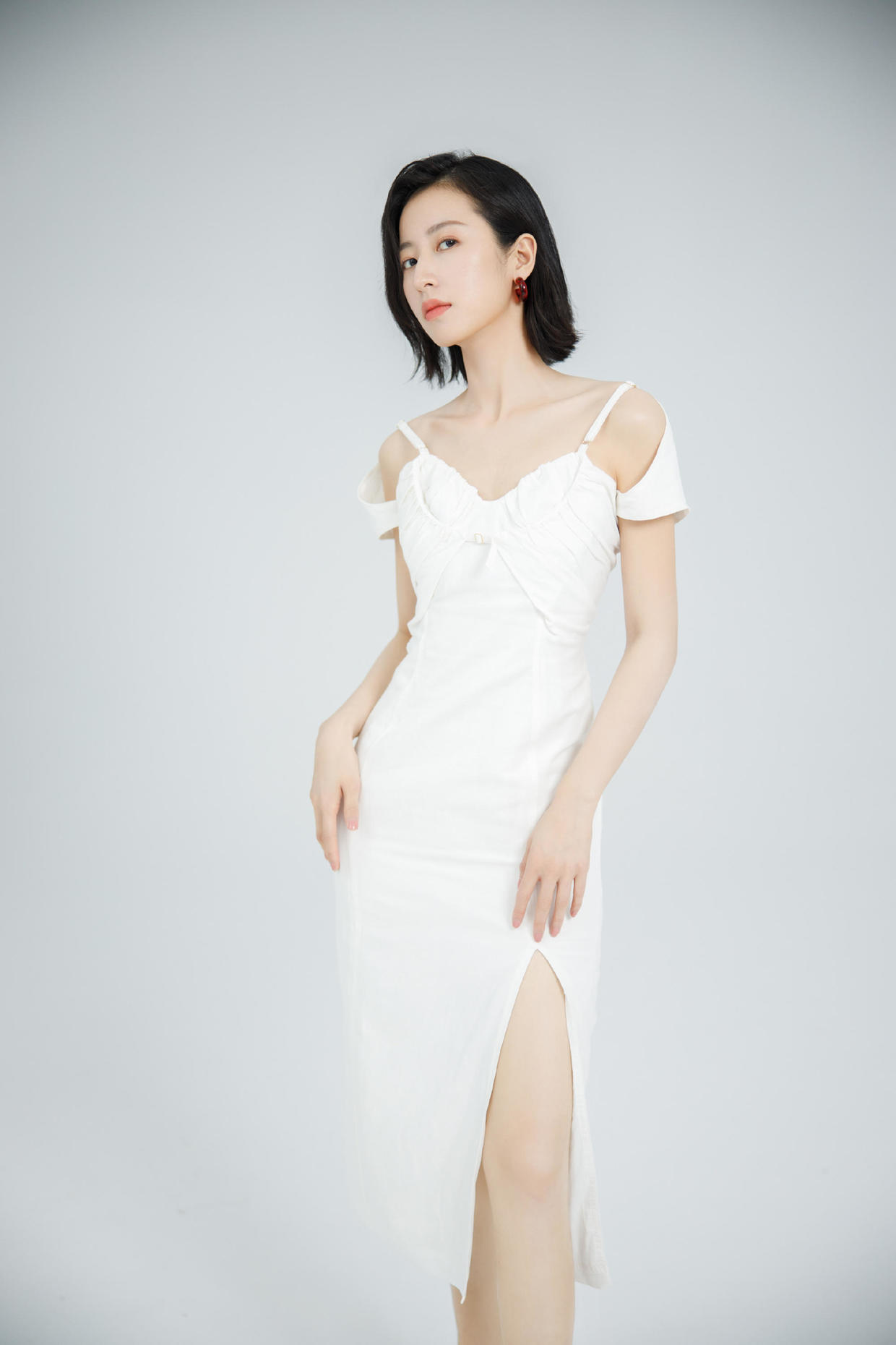 别人穿挂脖连衣裙周雨彤直接打结变八字裙骨感身材太敢穿