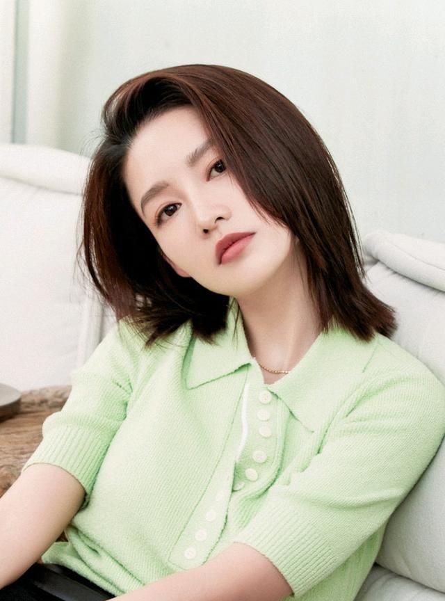 李沁薄荷绿穿搭好抢眼短发搭配短裤清凉迷人不愧是小清新