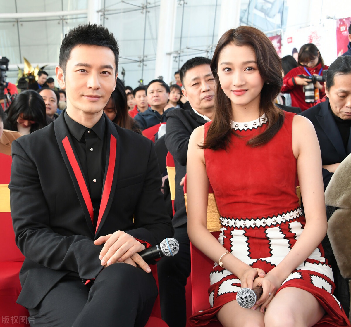 黄晓明 关晓彤 亮相活动,关晓彤她散发青春气息