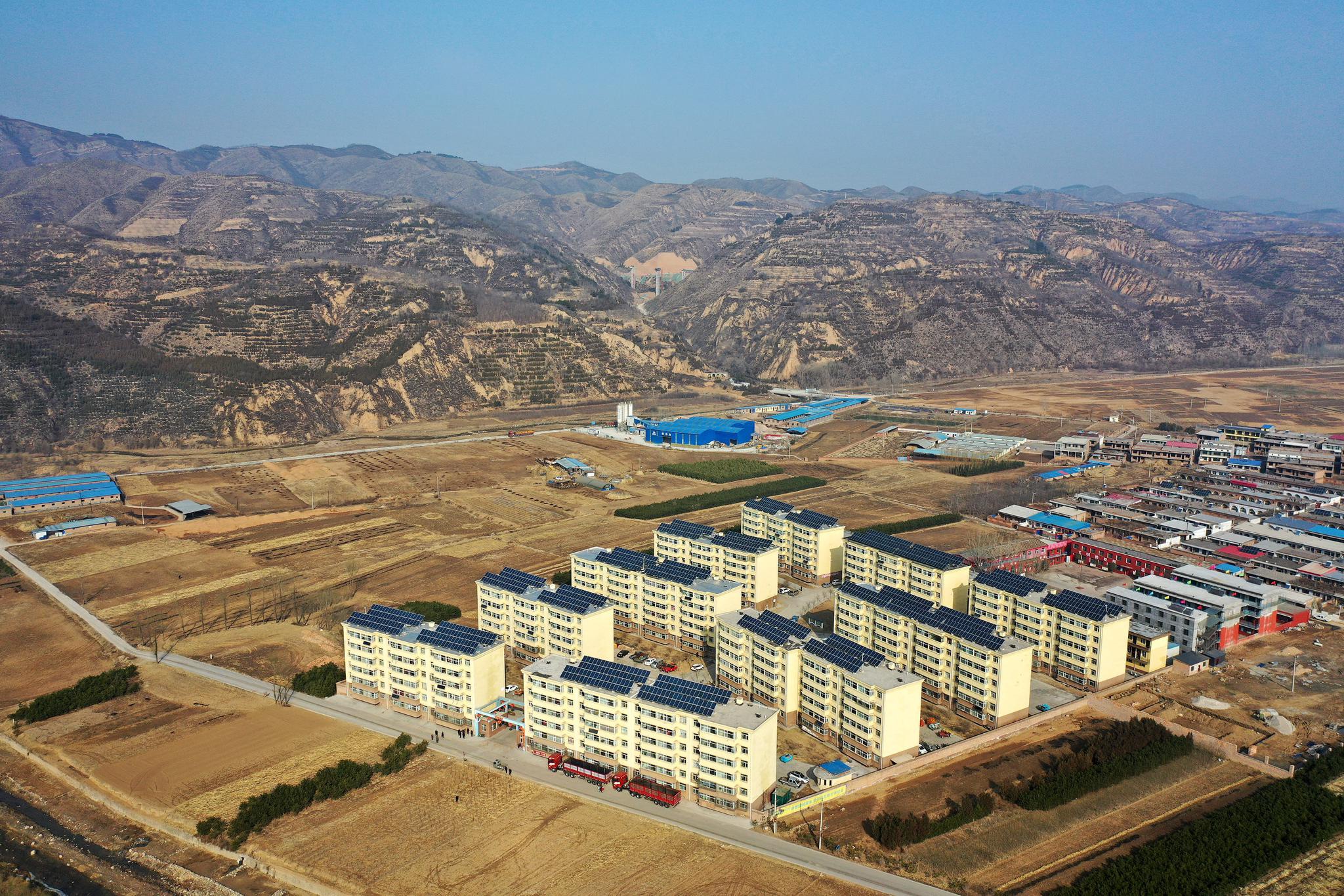 詹彦 摄在方山县峪口镇石家峁村,刘庆吉挑着水桶去几公里外的山沟里