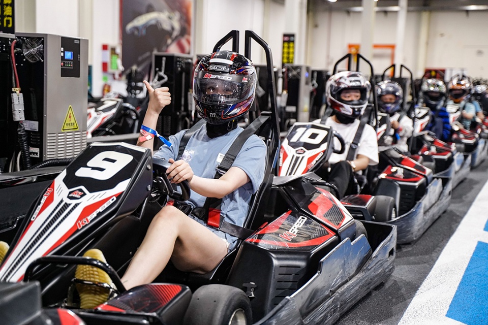 经过层层激烈的角逐,深圳宝源行室内卡丁车公开赛的冠亚季军终于诞生