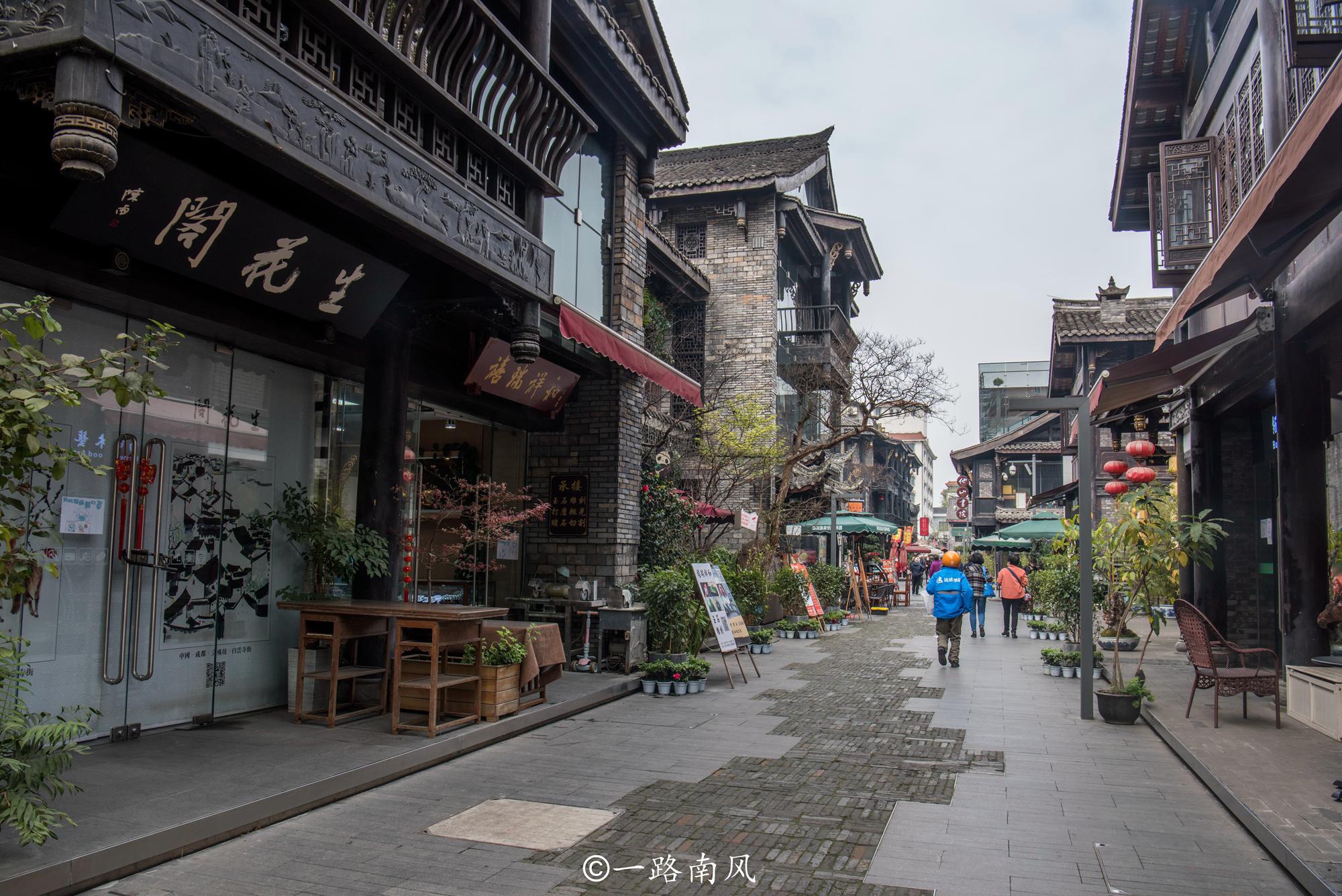 成都有一个网红打卡地的文殊坊,古朴典雅如古代街坊