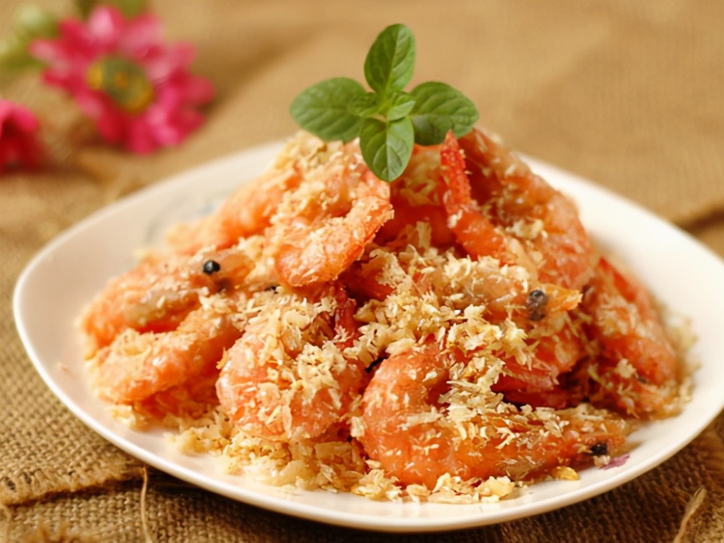 避风塘炒虾材料:虾子,姜,蒜,料酒,面包糠,辣椒粉,盐做法:1,虾去须,开