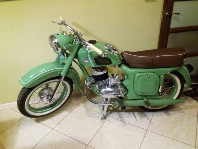 男子家70年代的老式摩托车一顿翻新之后十万的车只能卖一万