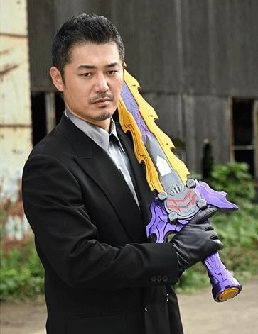 假面骑士saber暗黑剑四任看到的未来猜想尤里大叔看到的最多