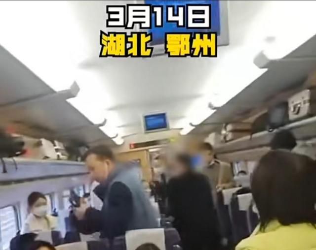 湖北鄂州,一老人列车上遭儿子打骂,原因是忘记给孙子带奶粉喝休闲区蓝鸢梦想 - Www.slyday.coM