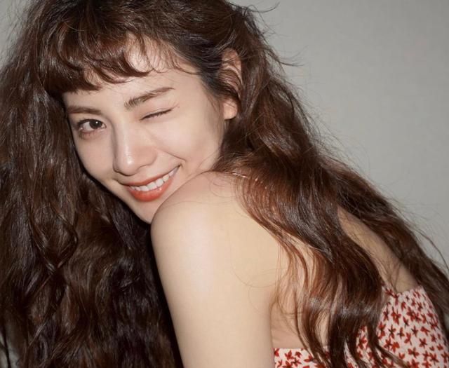 林珍娜ins新照羊毛卷,配碎花吊带俏皮减龄,笑容太治愈