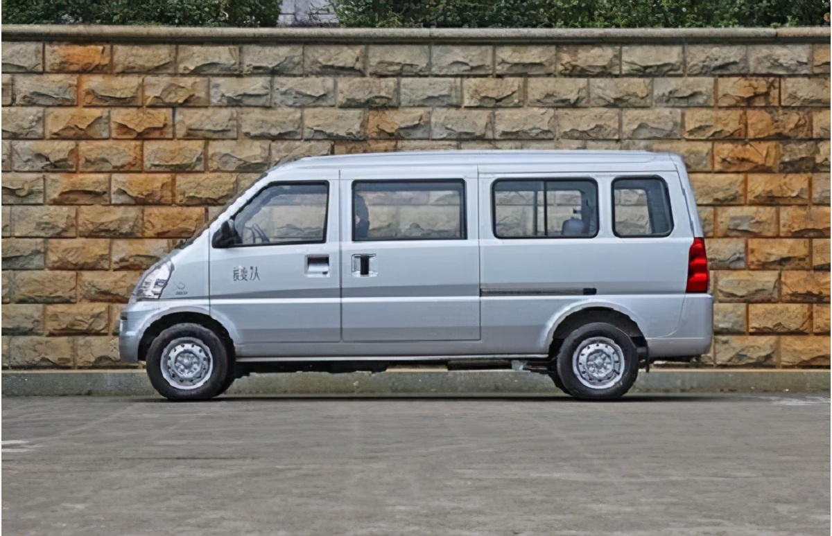 而被称为"神车"的五菱,卖得最好的也是五菱宏光面包车,由于面包车价格