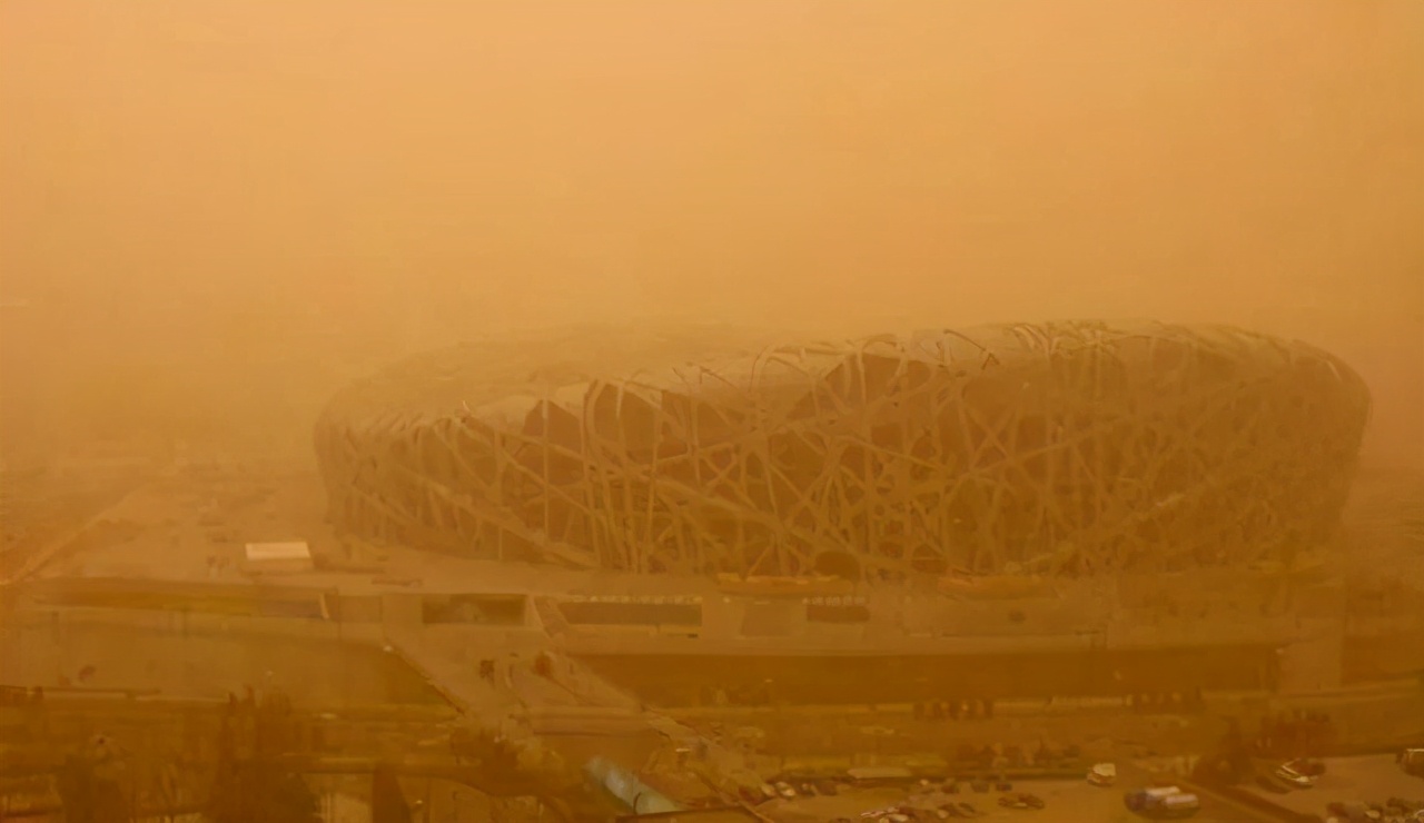 北京本地的局地扬沙还有,但已经比较弱了.